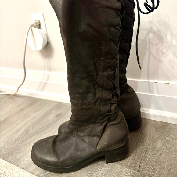 Lace up knee high grey leather boots
Steve Madden - Picture 1 of 3
